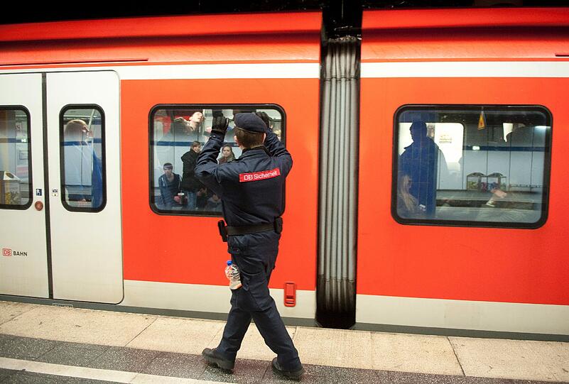 Ein Mitarbeiter der S-Bahn-Sicherheit vor einem Zug