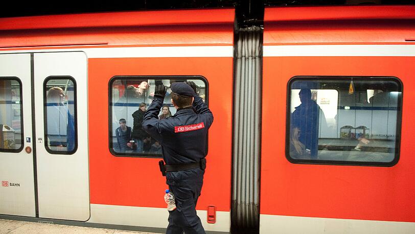 Ein Mitarbeiter der S-Bahn-Sicherheit vor einem Zug Ein Mitarbeiter der S-Bahn-Sicherheit vor einem Zug