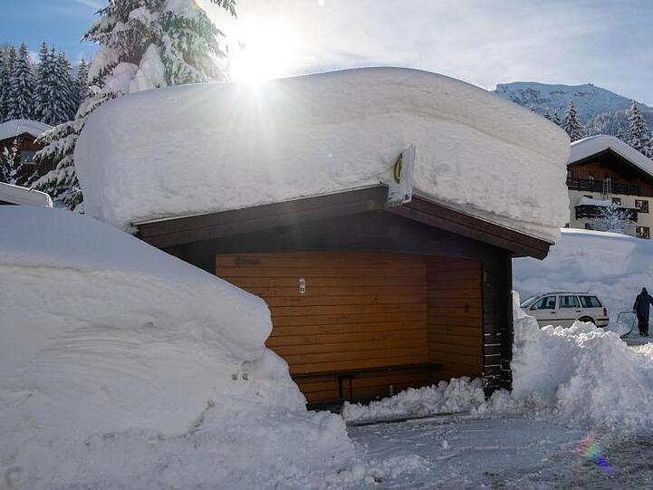 Schnee liegt auf einem Bushäuschen. Foto: Lino Mirgeler/dpa/Archivbild