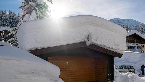 Schnee liegt auf einem Bushäuschen. Foto: Lino Mirgeler/dpa/Archivbild