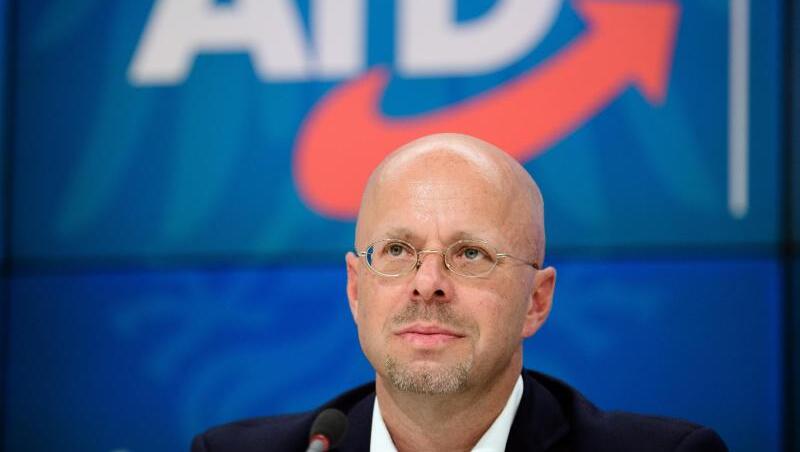 Andreas Kalbitz lässt den Fraktionsvorsitz zunächst bis zu einem Gerichtsentscheid über seinen Partei-Rauswurf ruhen. Andreas Kalbitz lässt den Fraktionsvorsitz zunächst bis zu einem Gerichtsentscheid über seinen Partei-Rauswurf ruhen.