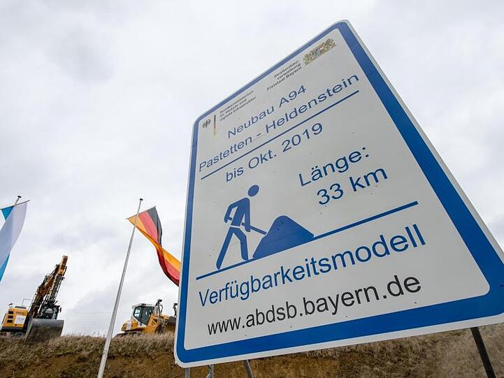 Ein Schild mit der Aufschrift "Neubau A94 Pastetten - Heldenstein bis Okt. 2019" steht an der Autobahnbaustelle. Foto: Matthias Balk/Archivbild