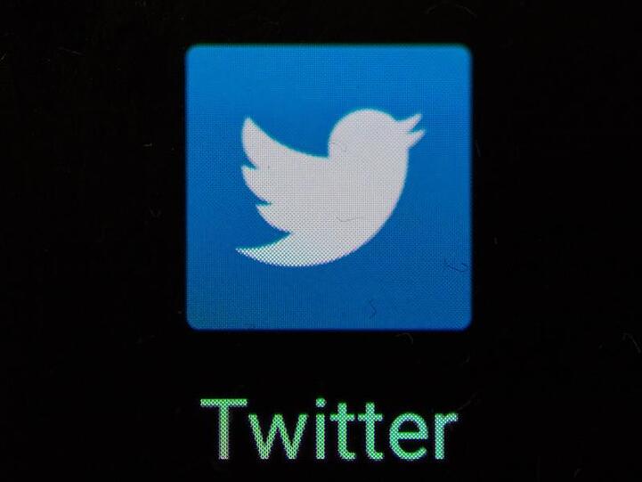 Das Icon von Twitter ist auf dem Display eines Smartphone zu sehen. Foto: Patrick Seeger/Archivbild
