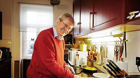 Plötzlich sehr viel daheim - da bleibt auch Zeit, um selbst zu kochen: Christian Ude in der heimischen Küche.