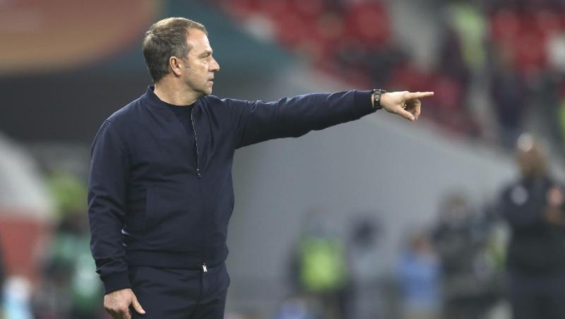 Münchens Trainer Hansi Flick gibt Anweisungen.