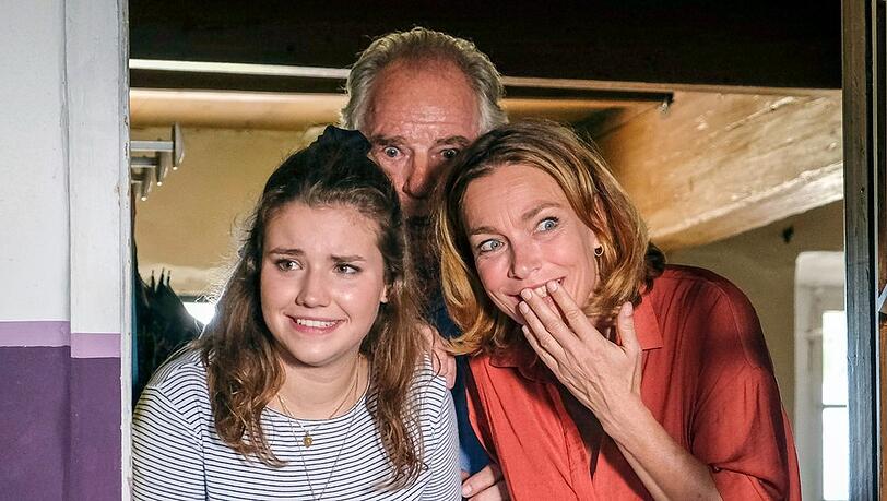 "Zimmer mit Stall: Die Waschbären sind los": Sophie (Aglaia Szyszkowitz), Barthl (Friedrich von Thun) und Leonie (Carolin Garnier, l.) staunen: Die Waschbären sind da!