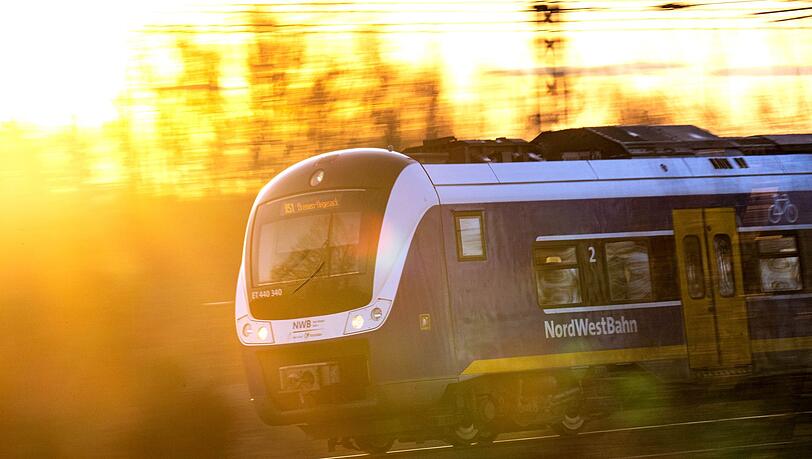 Einige Fahrgäste wählten laut der Bundespolizei den Notruf, nachdem der Zug infolge eines Defekts auf freier Strecke stoppen musste. (Symbolbild)