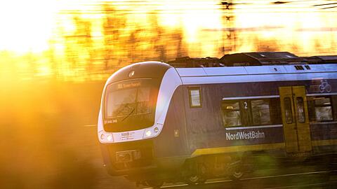 Einige Fahrgäste wählten laut der Bundespolizei den Notruf, nachdem der Zug infolge eines Defekts auf freier Strecke stoppen musste. (Symbolbild)