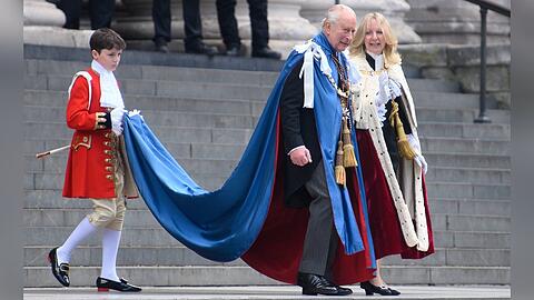 K&ouml;nig Charles III. in seinem feierlichen Gewand vor der St. Paul's Cathedral.