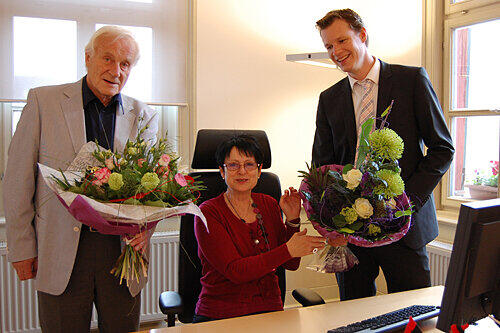 Irene Roth-Szauer mit &bdquo;ihren&ldquo; beiden Chefs Alt-OB Hartwig Reimann (links) und OB Matthias Thürauf.