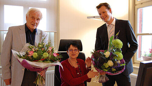 Irene Roth-Szauer mit „ihren“ beiden Chefs Alt-OB Hartwig Reimann (links) und OB Matthias Thürauf. Irene Roth-Szauer mit „ihren“ beiden Chefs Alt-OB Hartwig Reimann (links) und OB Matthias Thürauf.