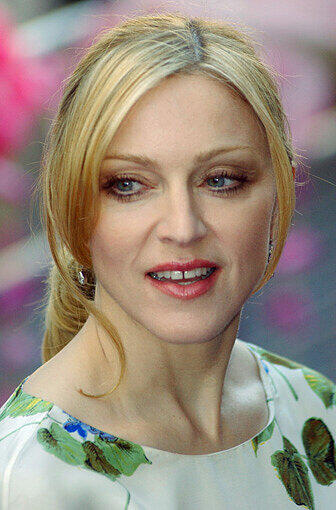 2003: Das Album "American Life" erscheint. Auf diesem Bild wirkt Madonna nahezu bieder. Aber der Schein trügt!