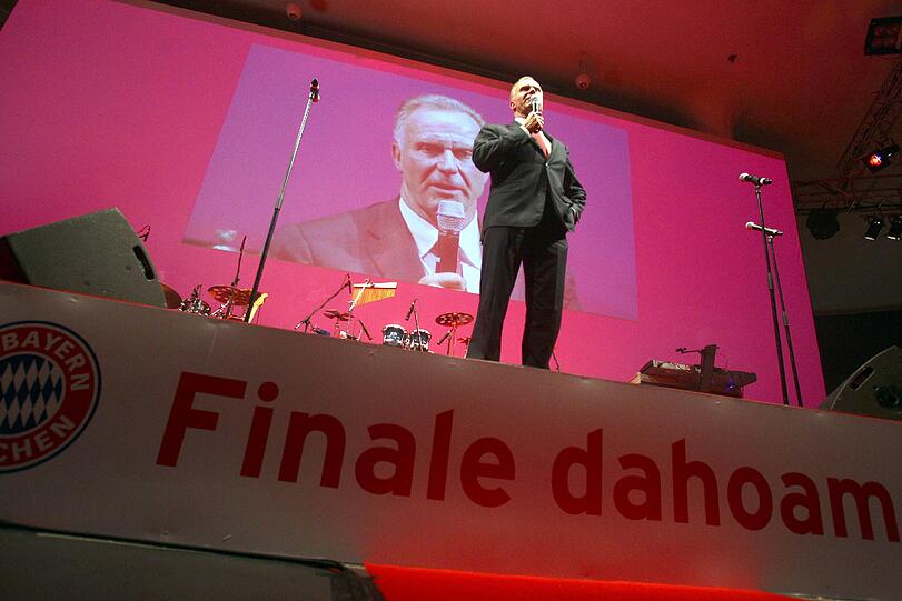 Auch die Ansprache von Karl-Heinz Rummenigge kann die Stimmung nicht aufheitern. Die Bayern sind bestürzt über ihre Niederlage.