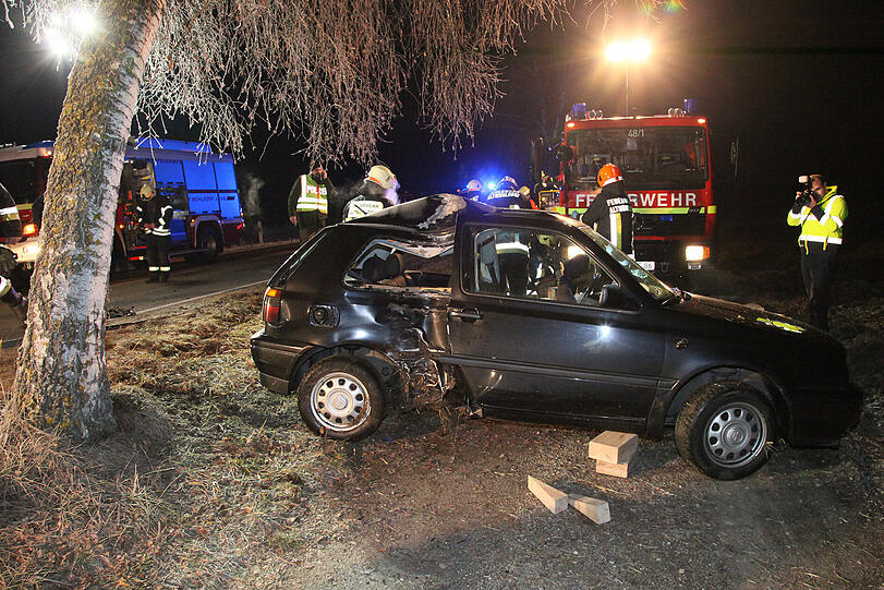 Glatteis auf der B12 (Nähe Ecksberger Berg): Ein junger Mann schlittert aus einer langezogenen Rechtskurve und prallt gegen einen Baum. Mit schwerem Gerät befreit die Feuerwehr den eingeklemmten Fahrer. Die Bilder vom Unfall.