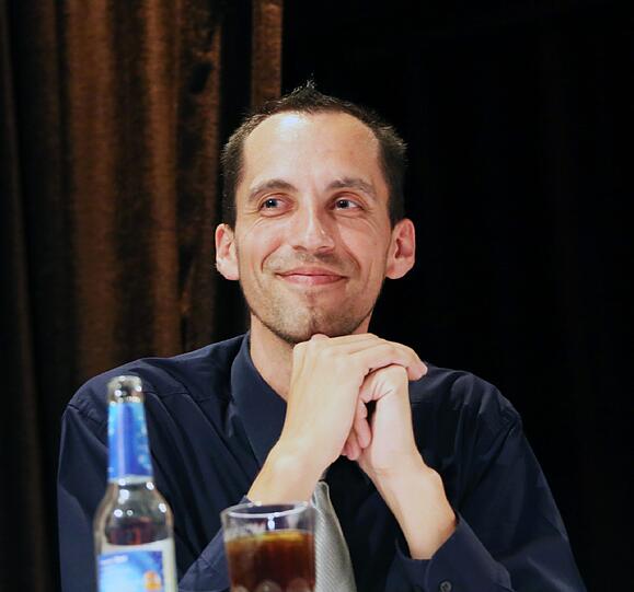Johannes Träumer auf einer Podiumsdiskussion zum Thema: Schwul, lesbisch am Arbeitsplatz.