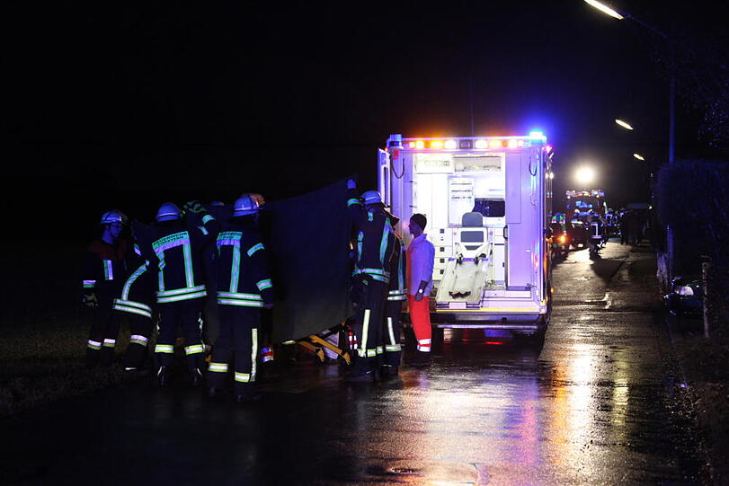 In Forstinning wurde eine Frau angefahren und schwer verletzt - Bilder von der Unfallstelle