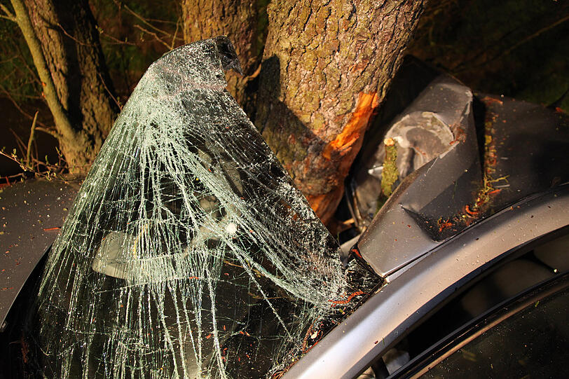 Betrunken und ohne Führerschein ist ein 17-Jähriger nach der Disco gegen einen Baum gerast. Die Bilder vom Unfallort.