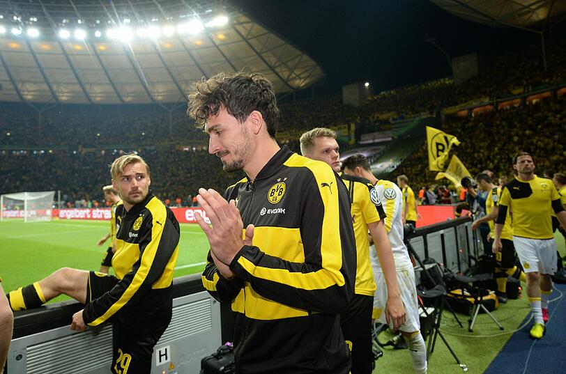 Schwerer Gang: Mats Hummels kurz vor der Siegerehrung.