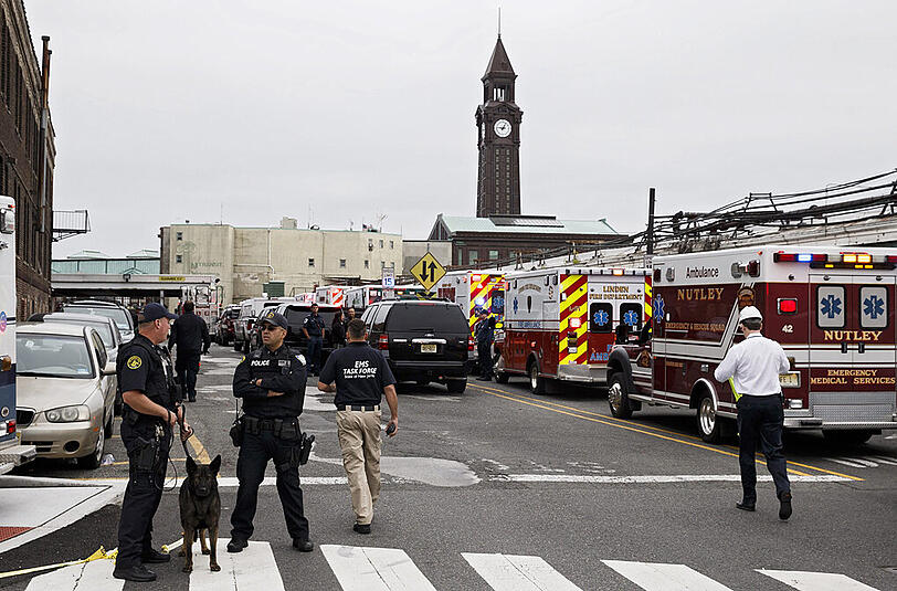 Der Bahnhof von Hoboken wurde bei dem Zugunglück großflächig zerstört. Die Bilder vom Unfallort.