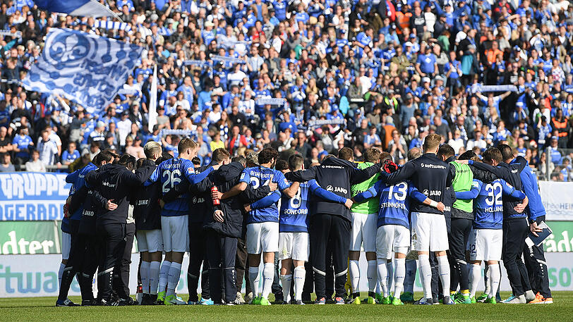 Das Jonathan-Heimes-Stadion am Böllenfalltor: Die Mannschaft des SV Darmstadt 98 bildet nach dem Spiel gegen den SC Freiburg einen Kreis vor dem Fanblock.