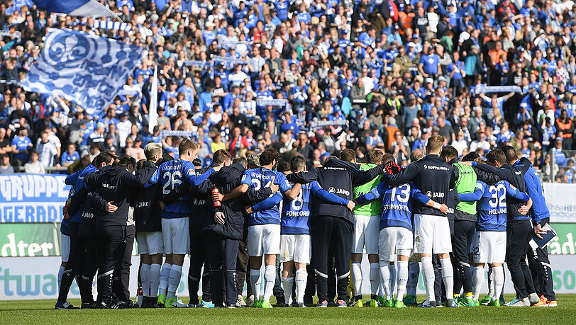 Das Jonathan-Heimes-Stadion am Böllenfalltor: Die Mannschaft des SV Darmstadt 98 bildet nach dem Spiel gegen den SC Freiburg einen Kreis vor dem Fanblock. Das Jonathan-Heimes-Stadion am Böllenfalltor: Die Mannschaft des SV Darmstadt 98 bildet nach dem Spiel gegen den SC Freiburg einen Kreis vor dem Fanblock.