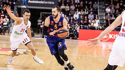 Pau Ribas vom FC Barcelona zieht durch beim EuroLeague-Match gegen den FC Bayern.