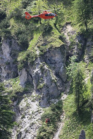 Der verunglückte Wanderer wurde per Rettungshubschrauber aus der Schlucht geborgen.
