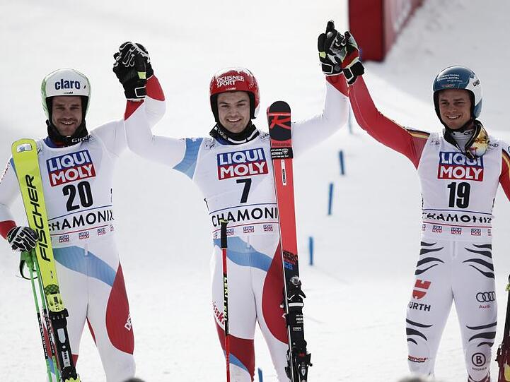 Sieger Loic Meillard (M) aus der Schweiz, der Dritte Alexander Schmid (r) und Thomas Tumler (l) aus der Schweiz.