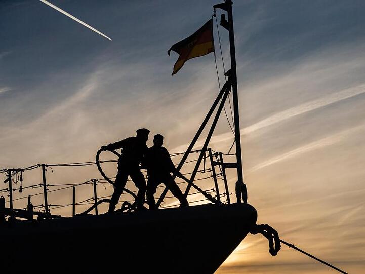 Zwei Marinesoldaten stehen auf dem Bug der Fregatte "Augsburg". Die "Augsburg" lief damals zur Operation "Sophia" aus.
