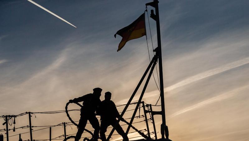 Zwei Marinesoldaten stehen auf dem Bug der Fregatte "Augsburg". Die "Augsburg" lief damals zur Operation "Sophia" aus. Zwei Marinesoldaten stehen auf dem Bug der Fregatte "Augsburg". Die "Augsburg" lief damals zur Operation "Sophia" aus.
