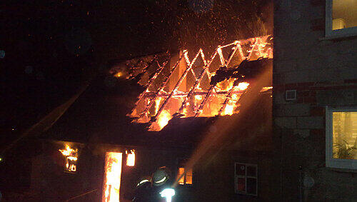 Das Haus von Eugen M. stand lichterloh in Flammen. Für den Witwer aus Strahlungen kam jede Hilfe zu spät. Das Haus von Eugen M. stand lichterloh in Flammen. Für den Witwer aus Strahlungen kam jede Hilfe zu spät.