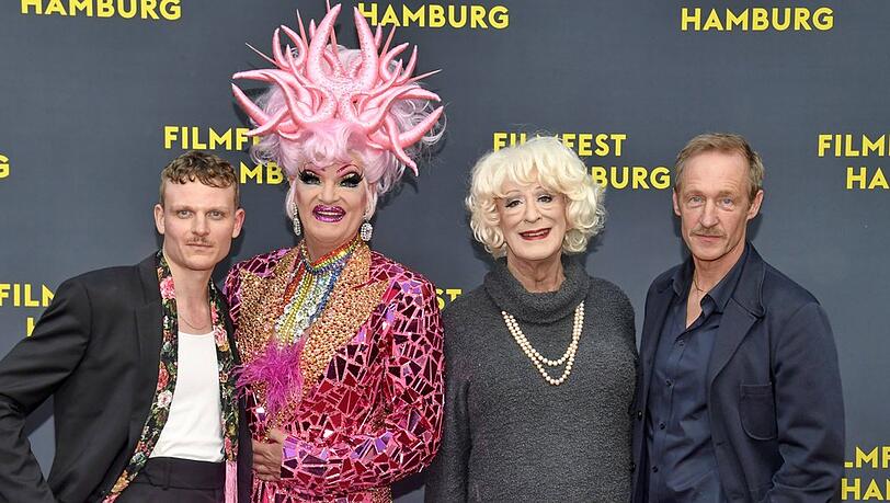 "Olivia"-Hauptdarsteller Johannes Hegemann mit Olivia Jones, Lilo Wanders sowie Schauspieler Stephan Kampwirth (v.l.n.r.).