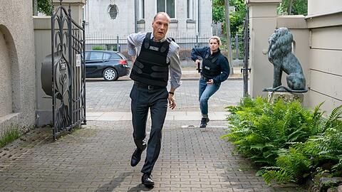 Martin Brambach als Peter Schnabel und Cornelia Gr&ouml;schel als Leonie Winkler ermitteln im Dresdner "Tatort".