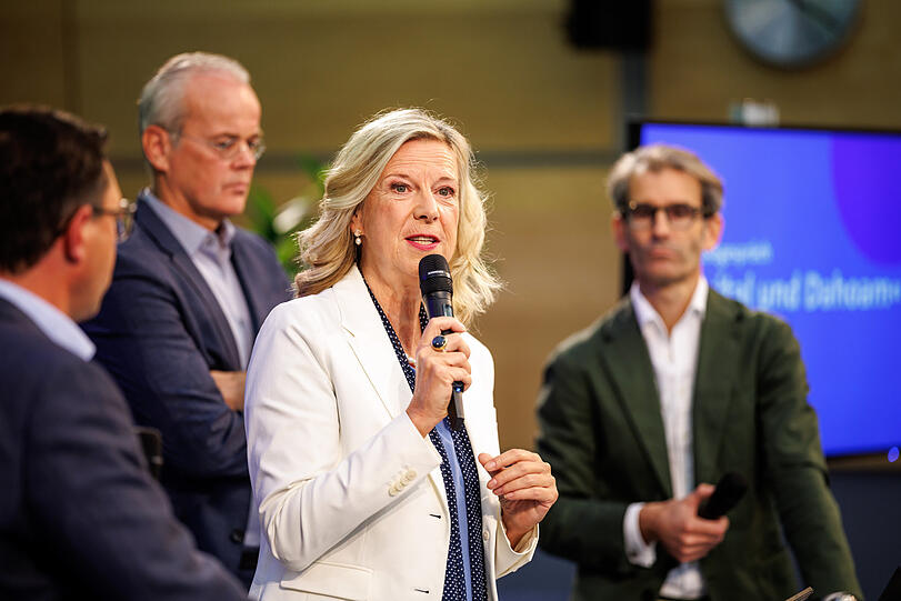 Katja Wildermuth, BR-Intendantin, spricht auf einer Pressekonferenz vom Bayerischen Rundfunk (BR) „Digital und Dahoam“, Im Hintergrund stehen Björn Wilhelm, Programmdirektor Kultur beim BR (re.), und Thomas Hinrichs, BR-Informationsdirektor. Katja Wildermuth, BR-Intendantin, spricht auf einer Pressekonferenz vom Bayerischen Rundfunk (BR) „Digital und Dahoam“, Im Hintergrund stehen Björn Wilhelm, Programmdirektor Kultur beim BR (re.), und Thomas Hinrichs, BR-Informationsdirektor.