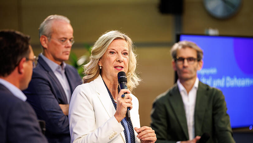Katja Wildermuth, BR-Intendantin, spricht auf einer Pressekonferenz vom Bayerischen Rundfunk (BR) „Digital und Dahoam“, Im Hintergrund stehen Björn Wilhelm, Programmdirektor Kultur beim BR (re.), und Thomas Hinrichs, BR-Informationsdirektor. Katja Wildermuth, BR-Intendantin, spricht auf einer Pressekonferenz vom Bayerischen Rundfunk (BR) „Digital und Dahoam“, Im Hintergrund stehen Björn Wilhelm, Programmdirektor Kultur beim BR (re.), und Thomas Hinrichs, BR-Informationsdirektor.