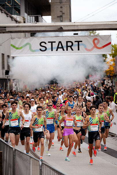 Tausende Läuferinnen und Läufer machen München zur Marathon-Stadt. Tausende Läuferinnen und Läufer machen München zur Marathon-Stadt.