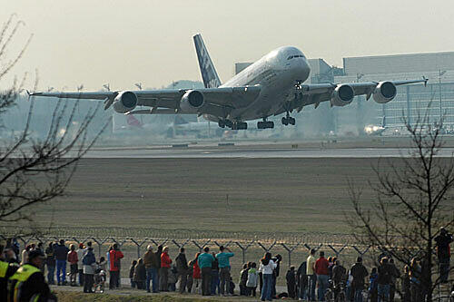 525 Passagiere passen in den Airbus A380: Am Freitag flog er das erste Mal von Paris nach New York &ndash; an Bord geladene Gäste und glückliche Gewinner.