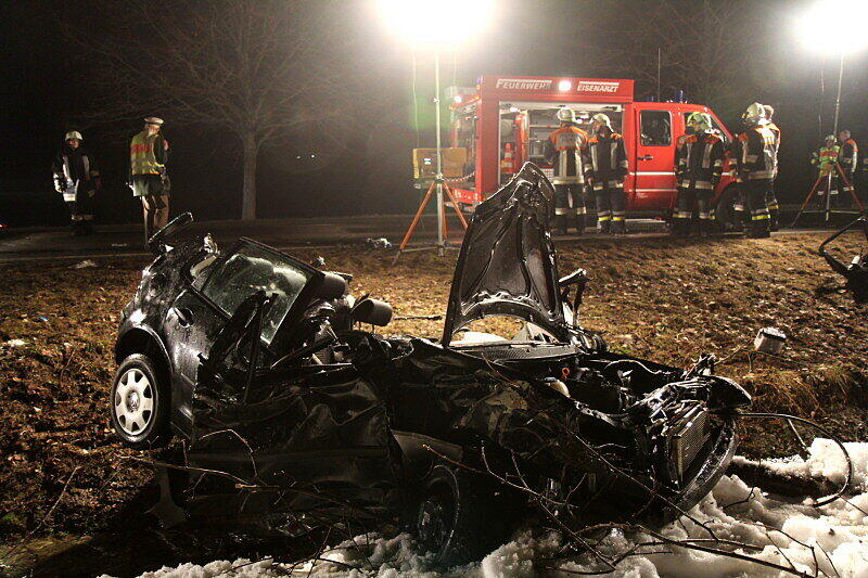 Bei einem Unfall auf der B 306 ist eine
26-jährige Frau aus Siegsdorf tödlich verunglückt. Wie die Polizei
am Donnerstag mitteilte, kam die Frau aus zunächst ungeklärter
Ursache mit ihrem Fahrzeug von der Straße ab.