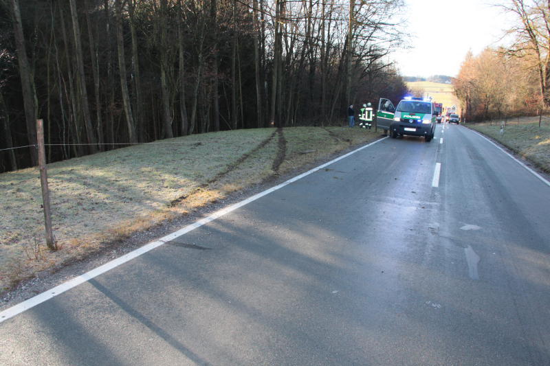 Unglaublich: Aus diesem Wrack entkam der Fahrer mit nur leichten Verletzungen. Wegen Glatteis war er eine Böschung hinab geschossen. Die Bilder von der Unfallstelle!