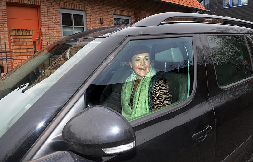 Mit einem Lächeln: Bettina Wulff verlässt das Haus der Familie in Großburgwedel nach der Trennung von Christian Wulff.