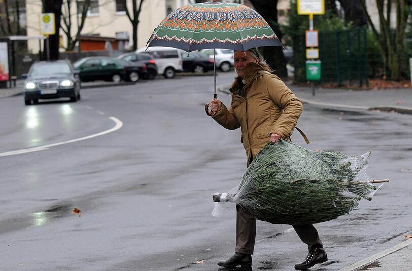Der Regenschirm wird über die Feiertage wohl zum wichtigsten Accessoire der Deutschen werden