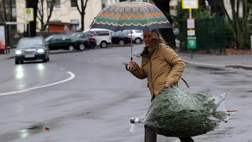 Der Regenschirm wird über die Feiertage wohl zum wichtigsten Accessoire der Deutschen werden Der Regenschirm wird über die Feiertage wohl zum wichtigsten Accessoire der Deutschen werden