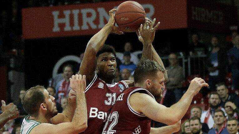 Wollen mit Bayern ins Eurocup-Finale: Devin Booker (Mitte) und Danilo Barthel.