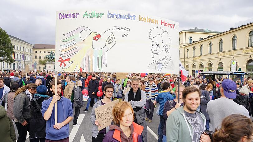 Mit bunten und kreativen Plakaten machten sich am Mittwoch rund 21.000 Münchner auf und demonstrierten gegen rechte Hetze.