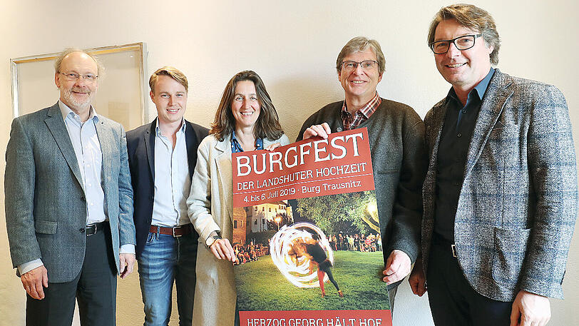 Die Förderer laden zum Burgfest ein (v.r.): Vorsitzender Stefan Feigel und sein Stellvertreter Stefan Härtl, die Beisitzer Ursula Wohlgemuth und Benedikt Schramm sowie Schatzmeister Georg Stahleder.