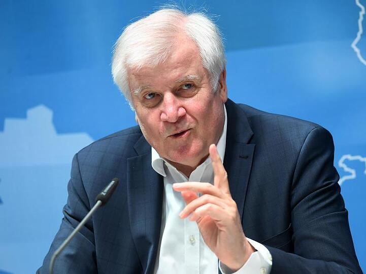 Macht Fußball-Fans Hoffnung auf eine baldige Rückkehr in die Stadien: Bundesinnenminister Horst Seehofer.