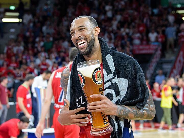 Derrick Williams von München jubelt nach dem Sieg der Meisterschaft. Foto: Matthias Balk