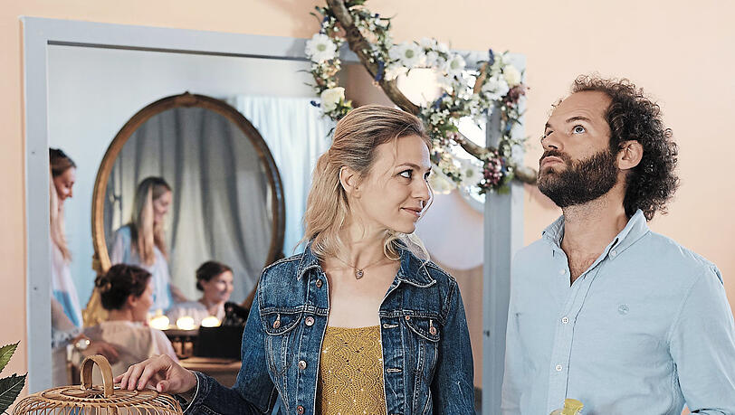 Eve (Teresa Rizos) und Basti (Maximilian Schafroth) sprechen auf der Hochzeitsmesse über verschiedene Möglichkeiten ein Kind zu bekommen. Eve (Teresa Rizos) und Basti (Maximilian Schafroth) sprechen auf der Hochzeitsmesse über verschiedene Möglichkeiten ein Kind zu bekommen.