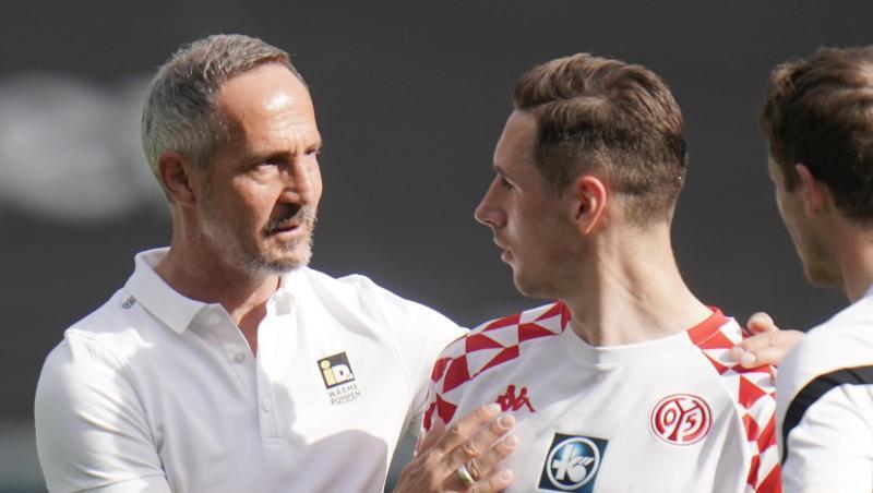 Frankfurts Trainer Adi Hütter (l) unterhält sich nach Spielende mit dem Mainzer Dominik Kohr.