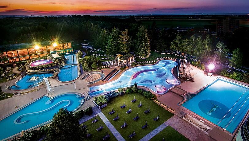 Die Johannesbad-Therme gilt als größtes Heilbad Europas. Die gleichnamige Unternehmensgruppe erwirtschaftet nach eigenen Angaben einen Umsatz von 150 Millionen Euro und beschäftigt 2400 Mitarbeiter, davon 700 in Bad Füssing. Die Johannesbad-Therme gilt als größtes Heilbad Europas. Die gleichnamige Unternehmensgruppe erwirtschaftet nach eigenen Angaben einen Umsatz von 150 Millionen Euro und beschäftigt 2400 Mitarbeiter, davon 700 in Bad Füssing.